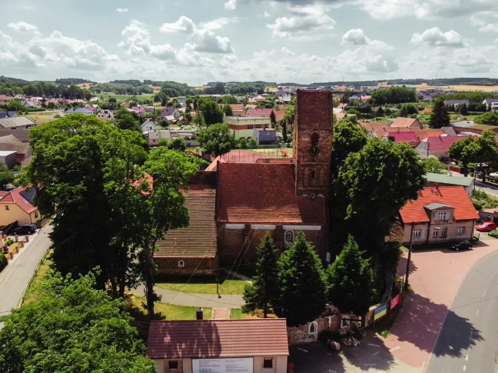 Kościół pod wezwaniem św. Apostołów Szymona i Judy Tadeusza w Jaczowie z lotu ptaka