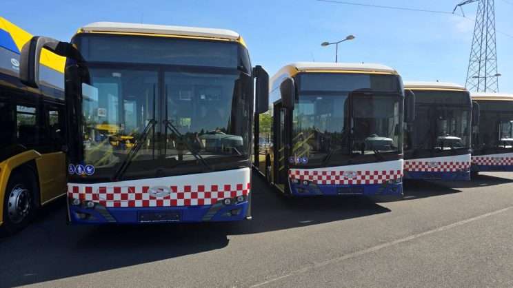 Autobusy miejskie ustawione w rzędzie